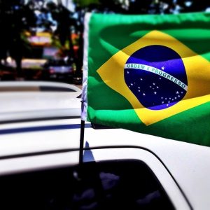Bandeira do Brasil para Carro com Haste, Kit com 2 Unidades, Tecido Resistente, Fixação no Vidro, Cores Vibrantes